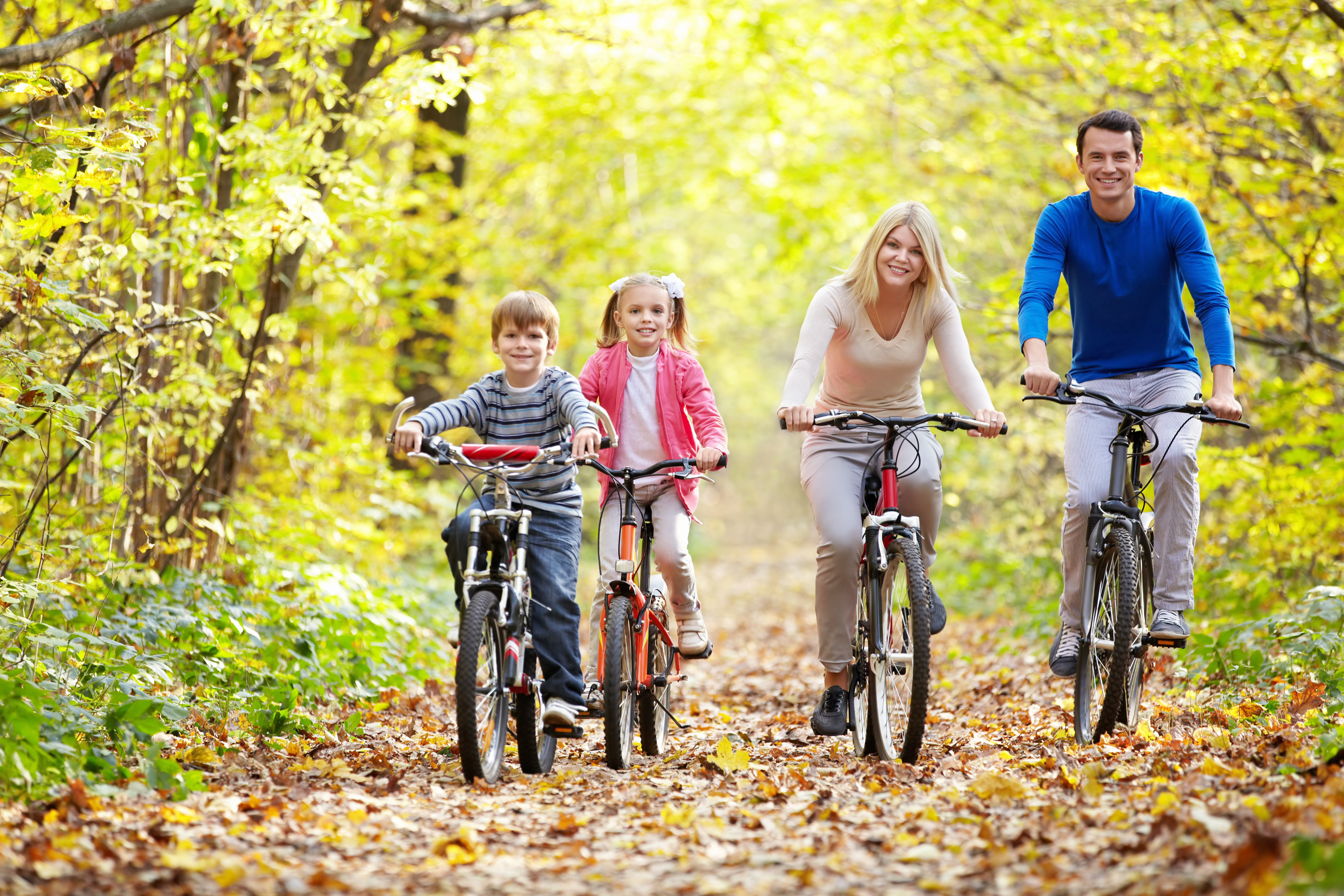 Familie fährt Fahrrad